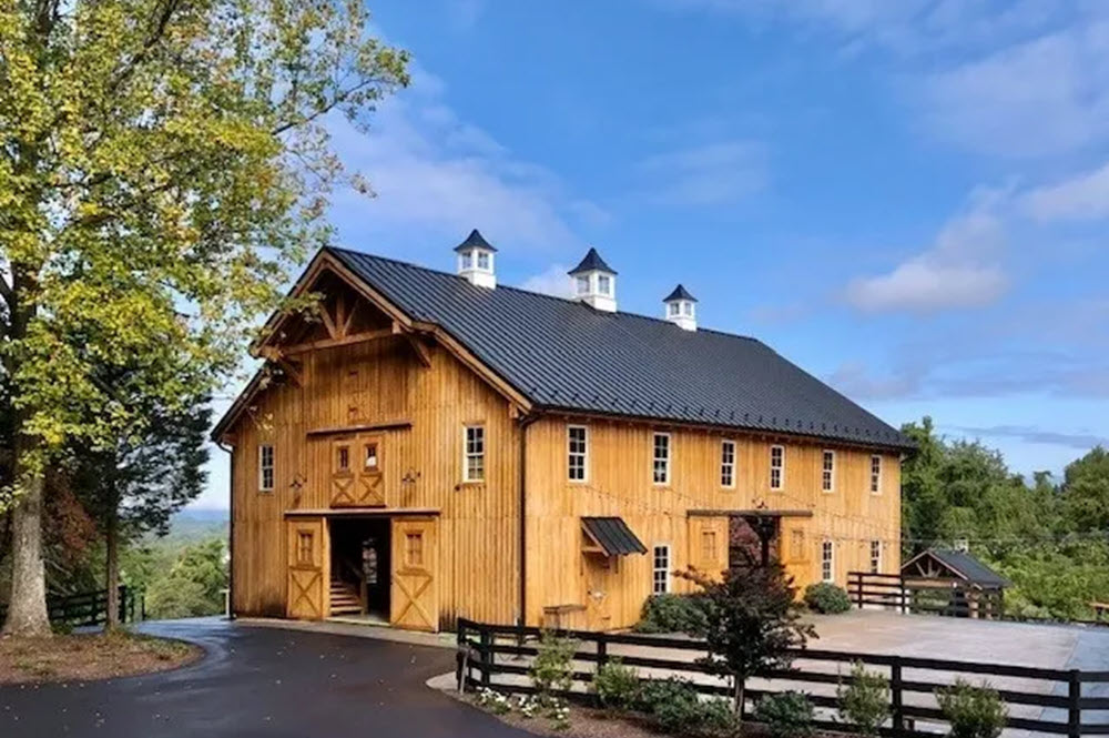 The Oak Barn at Loyalty's barn, welcomes guests to a premier wedding experience in Leesburg, Virginia.